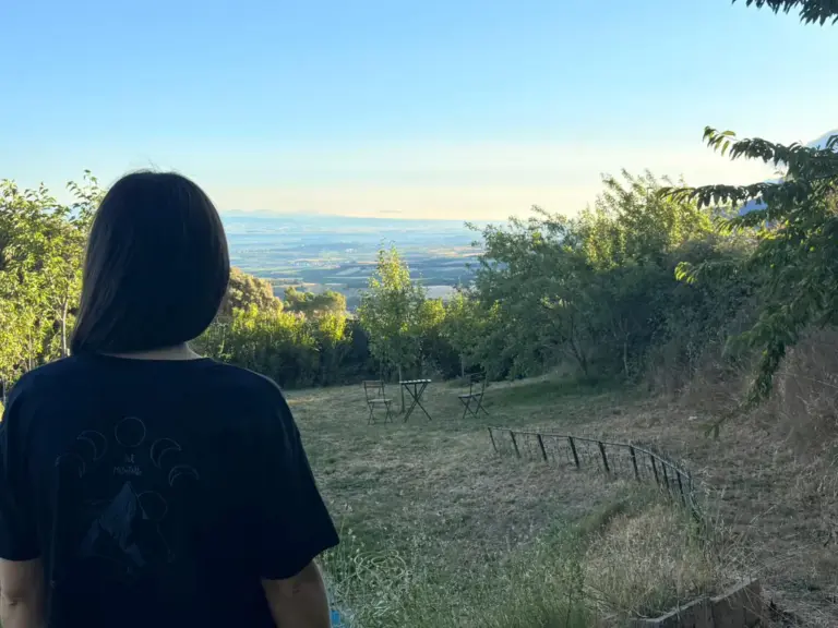 Esther Mambrilla de espaldas contemplando el valle desde un mirador